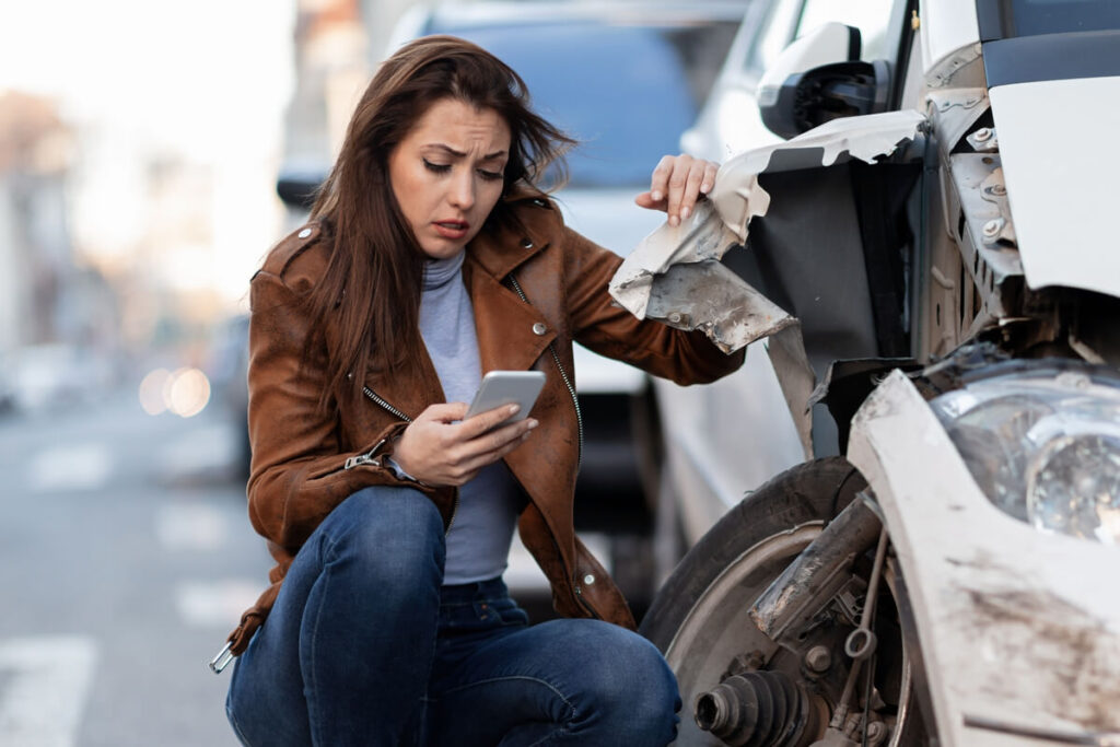 Faire appel à un épaviste : dans quels cas et pourquoi 3 Une voiture fortement endommagée après un accident, déclarée économiquement irréparable et prête pour l'épaviste.