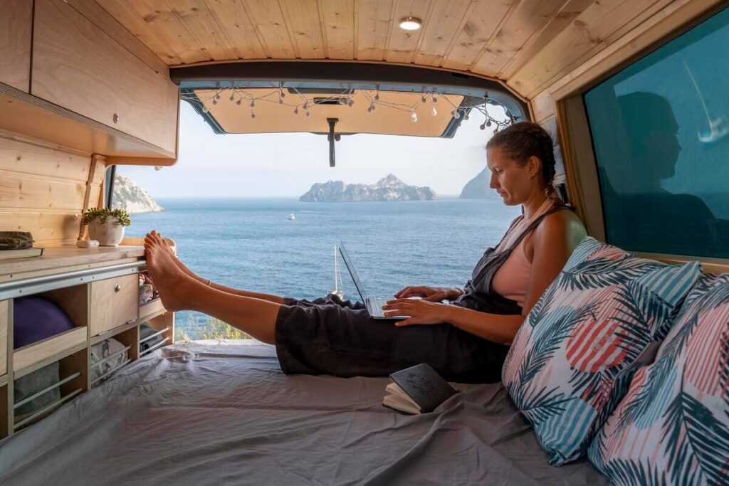 Quelle voiture choisir pour dormir dedans : guide et modèles 2 L'arrière d'un ludospace aménagé avec un matelas confortable pour passer la nuit en bivouac.
