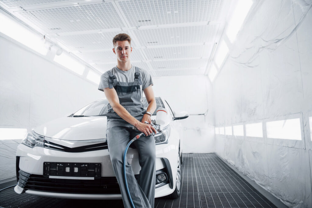 Une automobile installée dans une cabine de peinture professionnelle de carrossier.