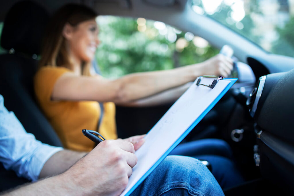 Une voiture d'examen pour candidat libre équipée des doubles commandes et des rétroviseurs supplémentaires.
