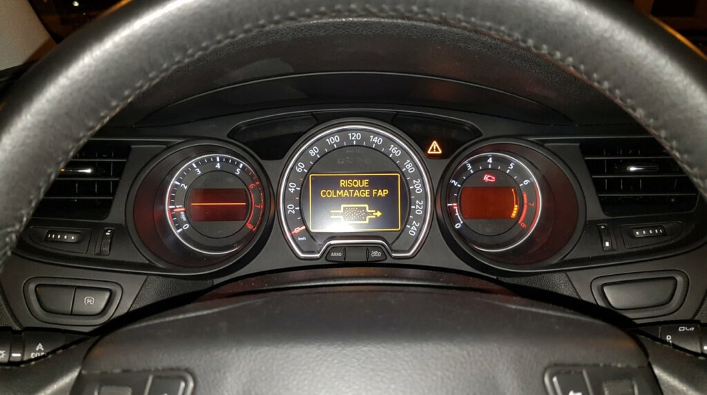 Message d'alerte risque colmatage FAP affiché sur le combiné de bord d'une Citroën C5.