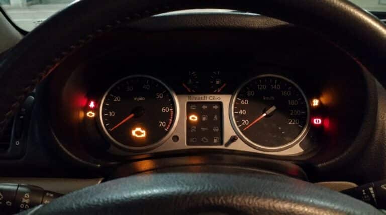 Accueil 9 Le symbole orange en forme de moteur allumé sur le tableau de bord d'une Renault Clio 2.