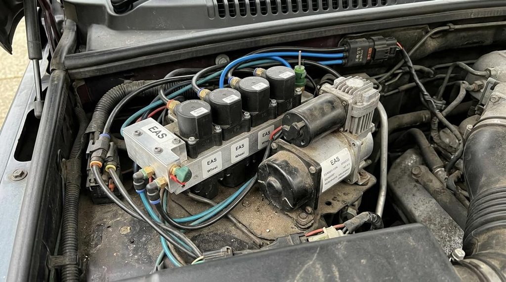 Compresseur et bloc d'électrovannes du système de suspension pneumatique EAS sur Range Rover P38.