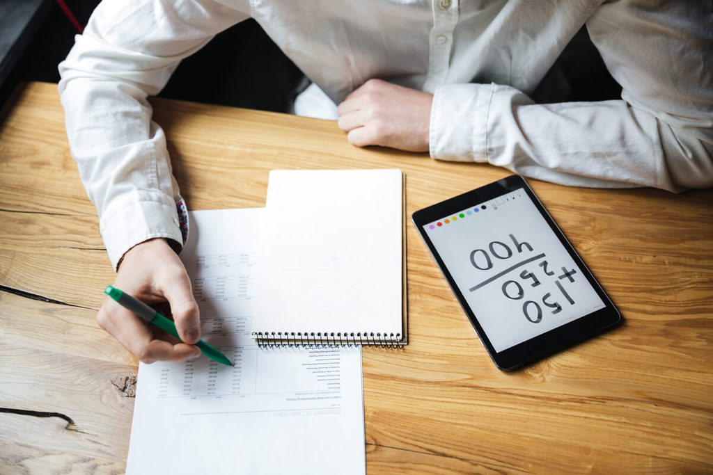 Analyse des fiches de paie et calcul du reste à vivre pour l'acceptation d'un dossier de leasing.