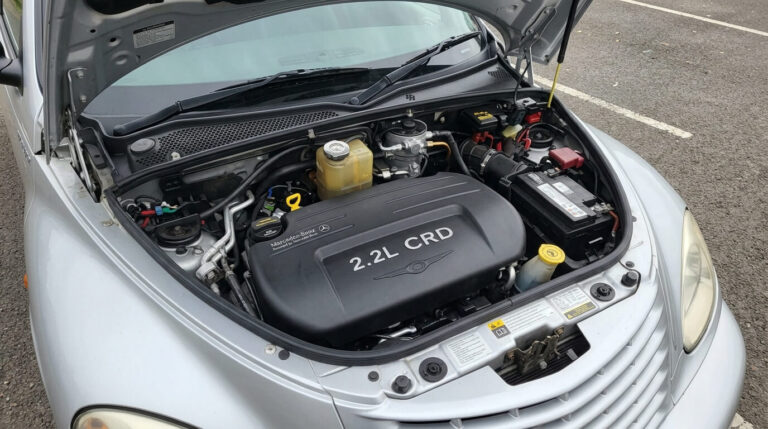 Vue du bloc moteur 2.2 CRD d'origine Mercedes sous le capot d'un Chrysler PT Cruiser.