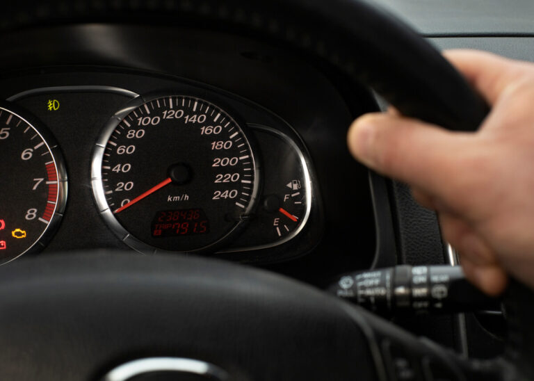 Compteur kilométrique affichant le kilométrage d'une voiture d'occasion à vendre.