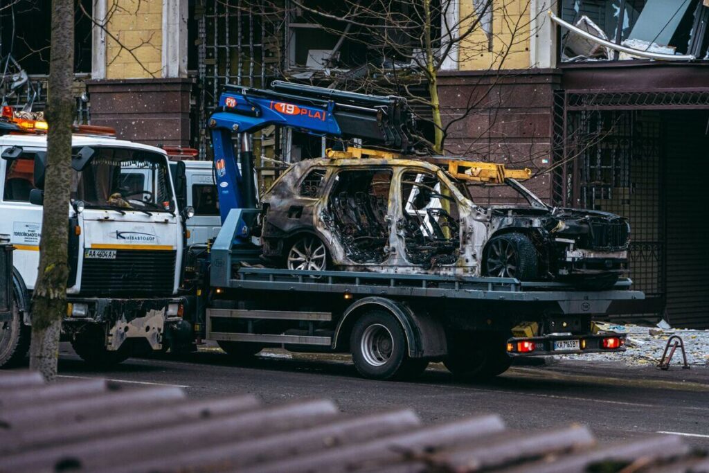 Voiture incendiée : quelles démarches pour l'assurance et l'enlèvement de l'épave ? 3 Une dépanneuse remorquant l'épave d'une voiture brûlée vers un centre VHU agréé.