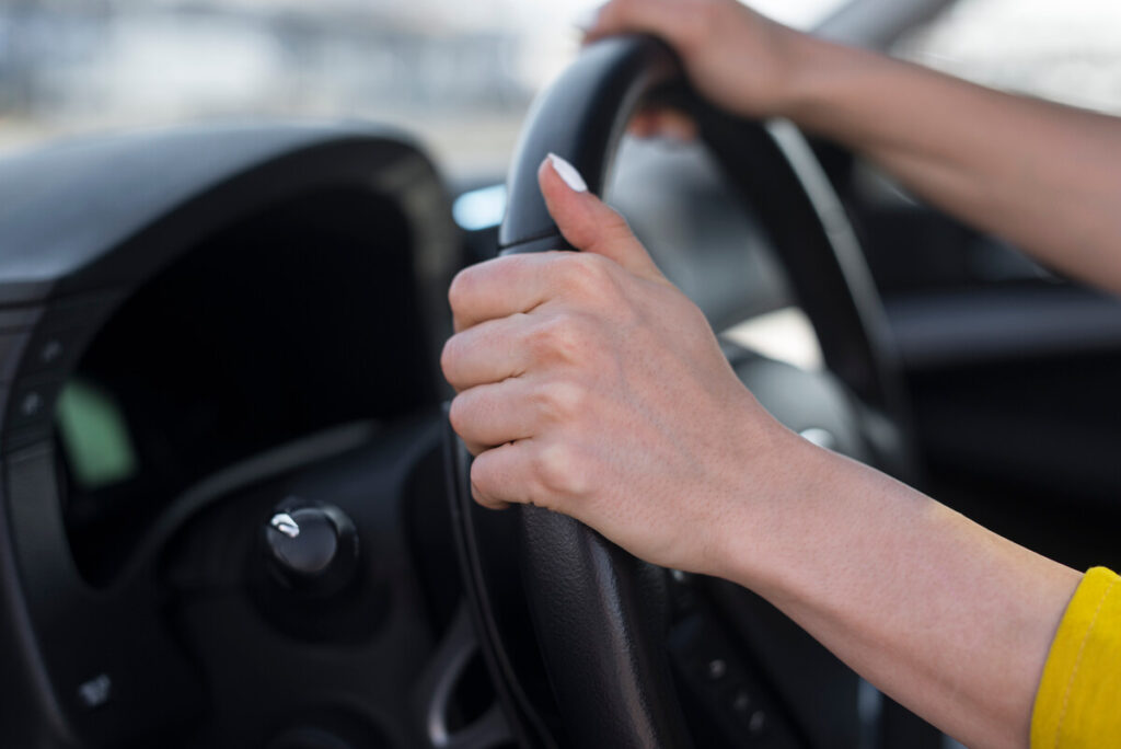Inspection de l'usure du volant et des pédales pour confirmer la cohérence avec le kilométrage annoncé.
