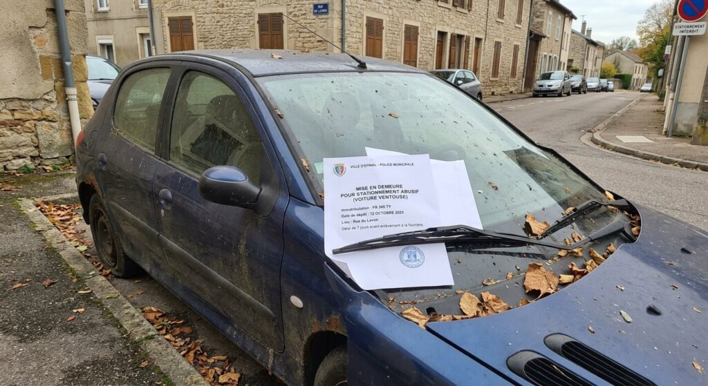 Voiture ventouse sur un parking privé : la procédure à suivre 4 Courrier de mise en demeure déposé sur le essuie-glace d'une voiture ventouse.