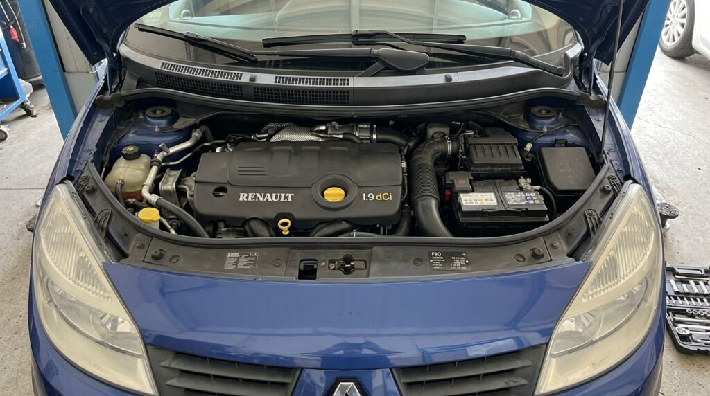 Moteur diesel 1.9 dCi 120 F9Q sous le capot d'un monospace Renault Scénic 2.
