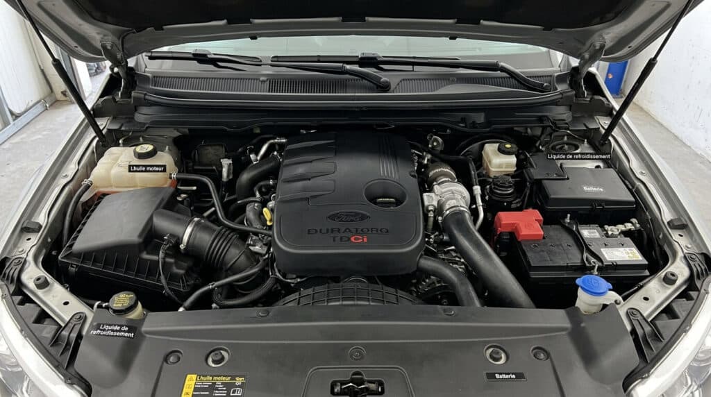 Vue d'ensemble d'un moteur diesel Ford Duratorq TDCi sous le capot.