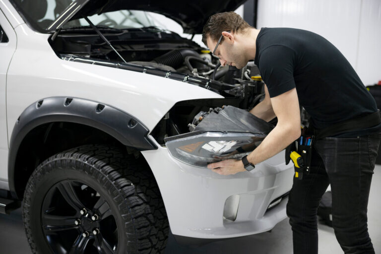 Pièces de carrosserie d'occasion issues du réemploi dans une casse automobile agréée.