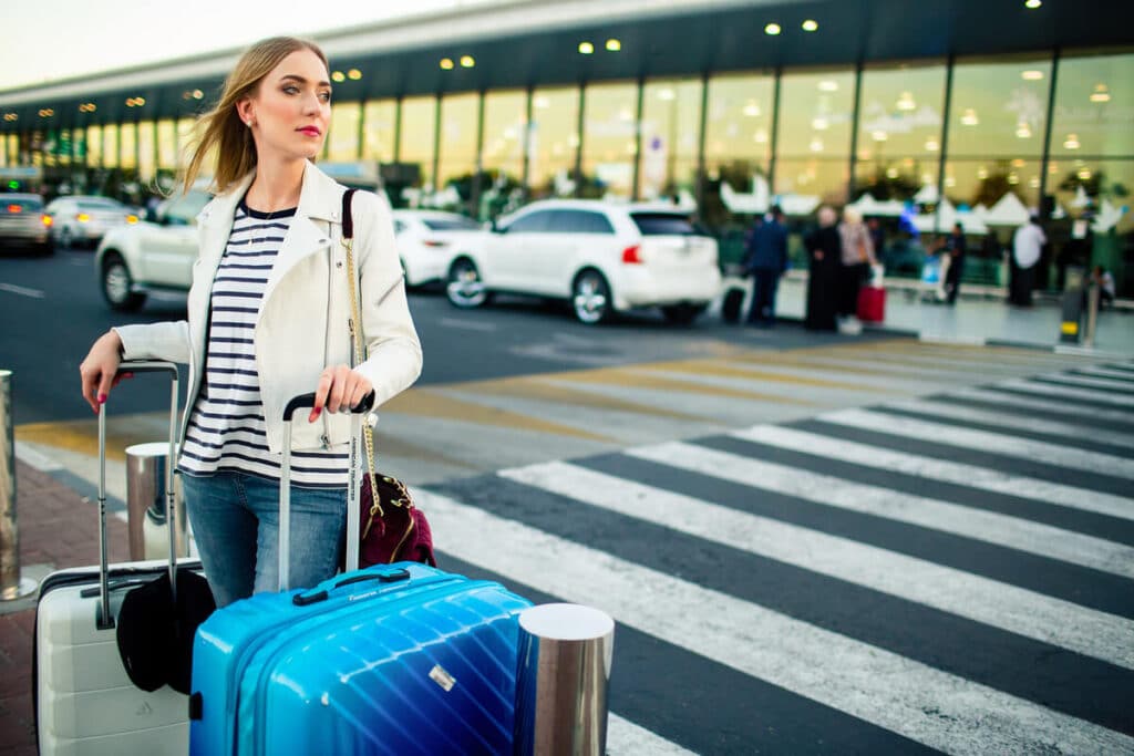 Voyageurs récupérant leur véhicule de location au terminal de l'aéroport de Cagliari-Elmas.
