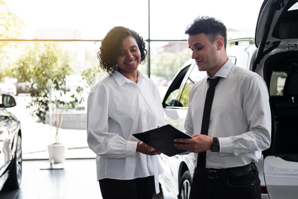Client signant un contrat de location avec option d'achat (LOA) pour une voiture neuve.