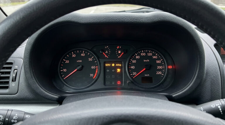 Tableau de bord de Renault Clio 2 avec le voyant SERV et le voyant Airbag allumés simultanément en orange.