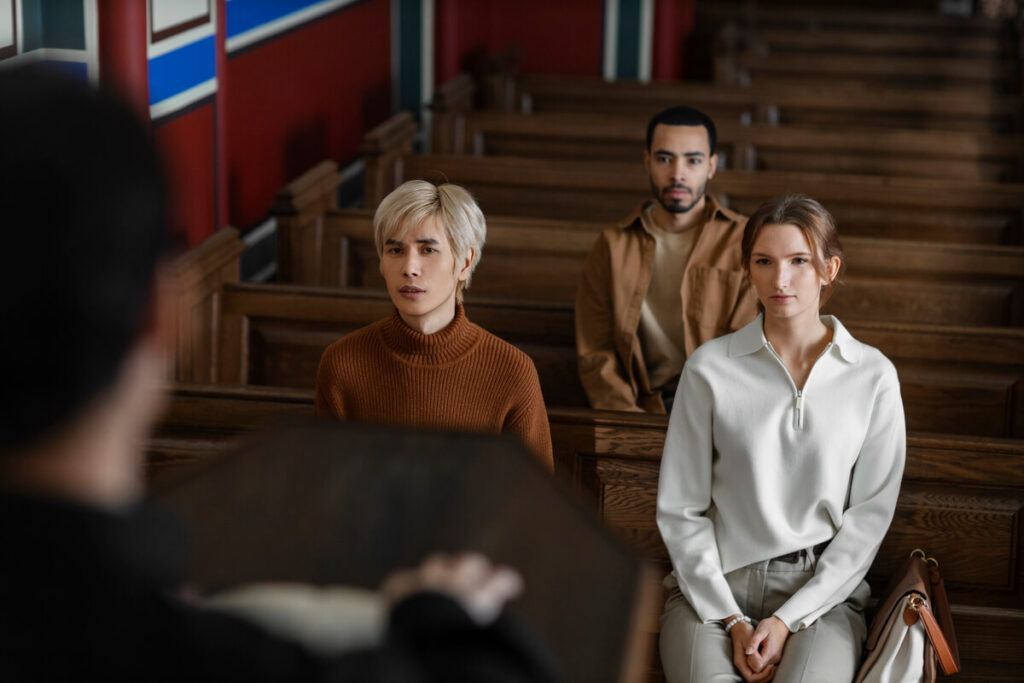 Vue d'une salle d'audience de tribunal lors du jugement d'un délit routier.