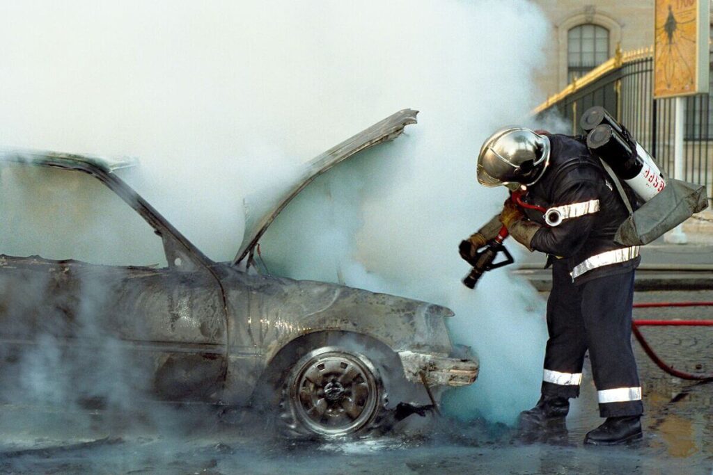 Voiture incendiée : quelles démarches pour l'assurance et l'enlèvement de l'épave ? 2 Une voiture incendiée stationnée sur la voie publique avant le passage de l'expert d'assurance.