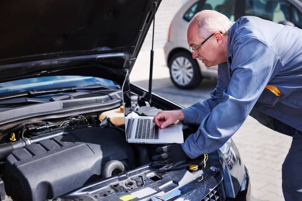 Diagnostic mécanique sur une transmission automatique EAT8 montée sur un véhicule récent.