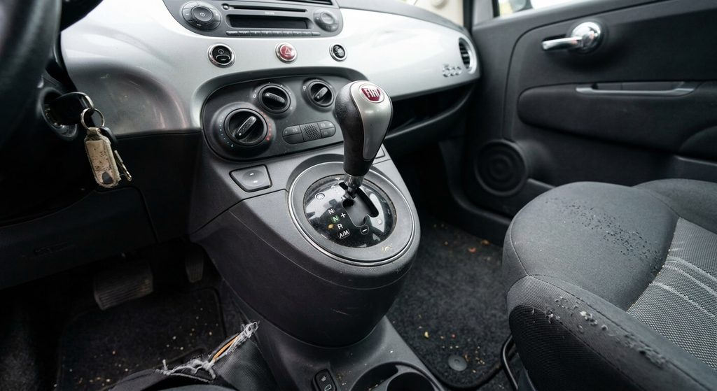 Levier de commande de la boîte robotisée Dualogic sur une Fiat 500 d'occasion.