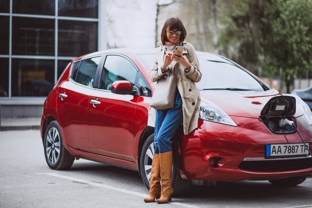 Quelle assurance auto correspond vraiment à votre situation ? 3 Voiture citadine garée en ville pour choisir entre assurance au tiers et tous risques.