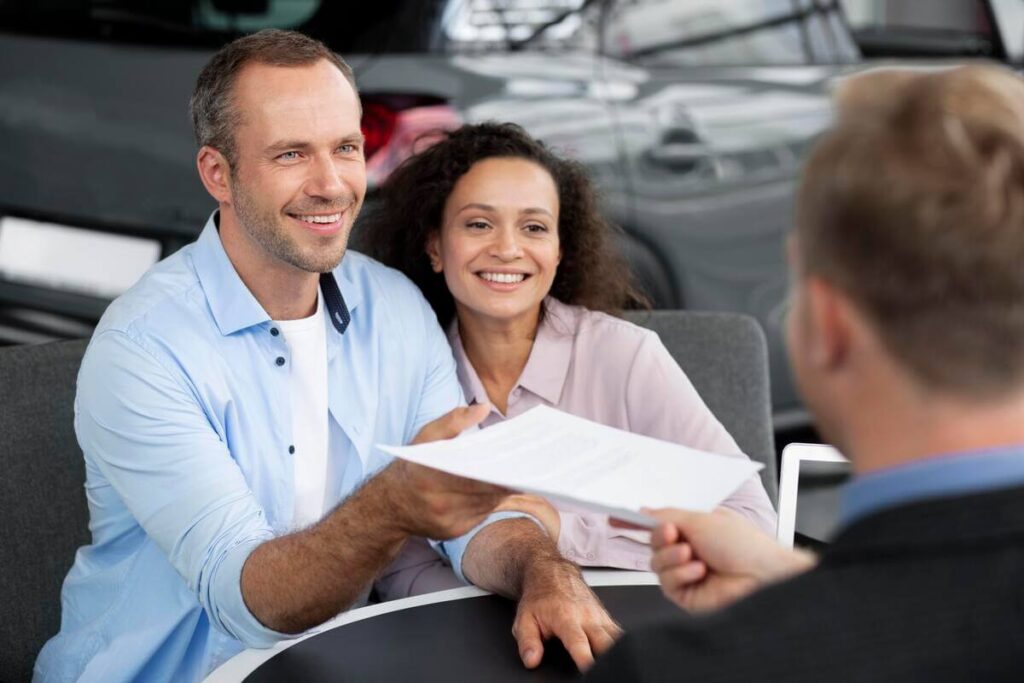 Quelle assurance auto correspond vraiment à votre situation ? 2 Échange entre une conductrice et un courtier en assurance pour adapter les garanties du contrat à son profil.
