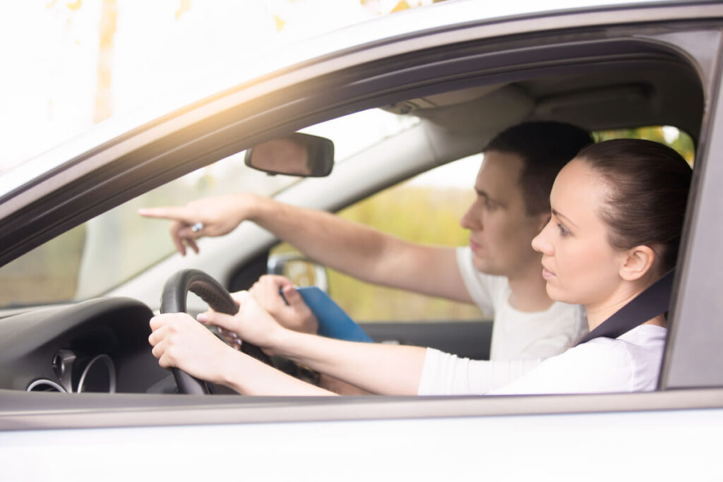 Élève conducteur enchaînant plusieurs heures de cours intensifs au volant d'une voiture d'auto-école.