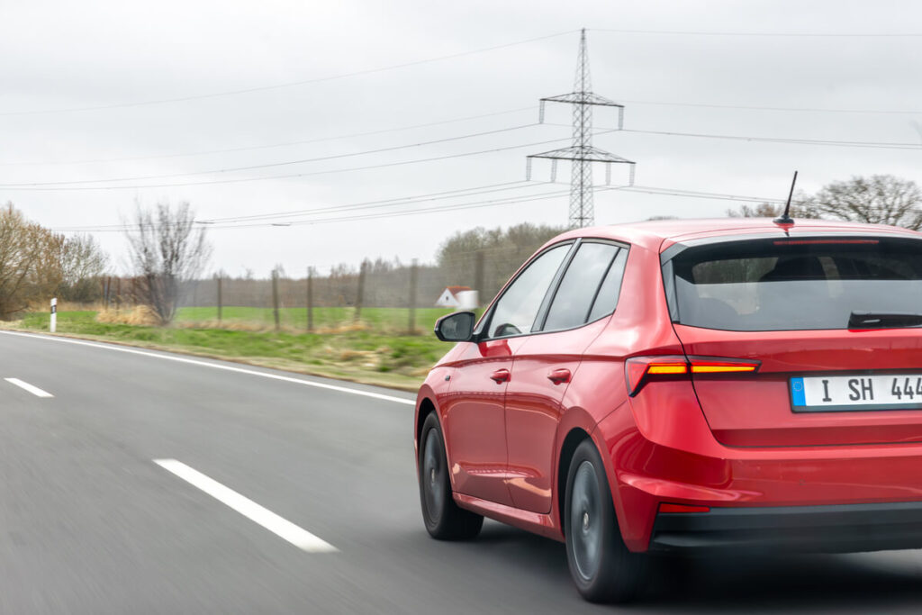 Voiture d'occasion roulant à vitesse stabilisée sur autoroute préservant la mécanique moteur.