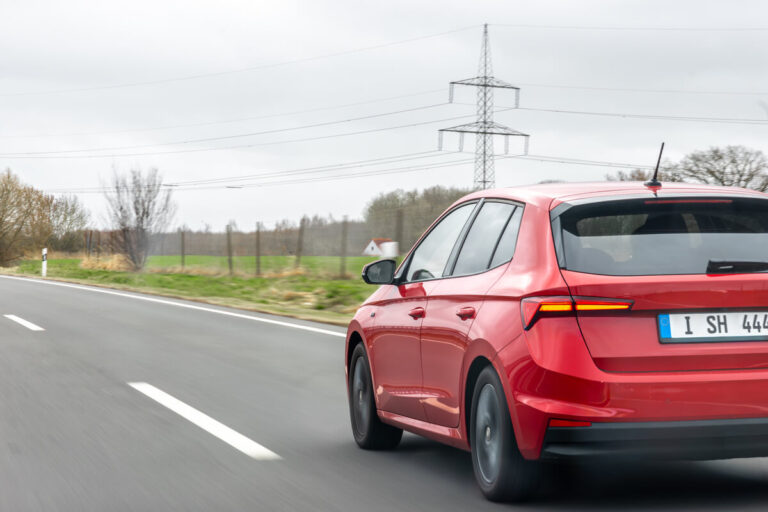 Voiture d'occasion roulant à vitesse stabilisée sur autoroute préservant la mécanique moteur.
