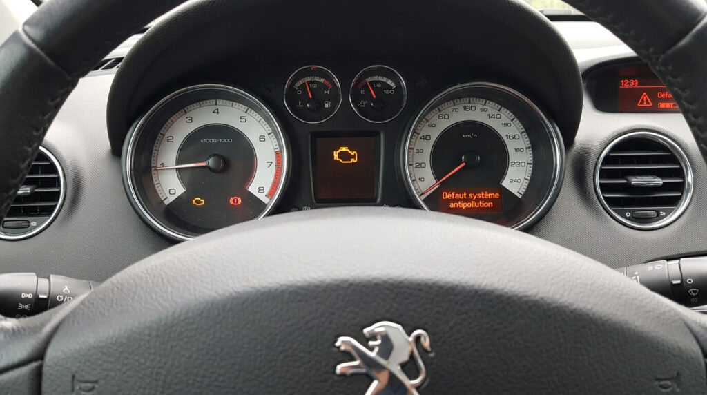 Code défaut P246C sur Peugeot : colmatage FAP, causes et solutions 2 Voyant moteur orange et message défaut système antipollution sur le tableau de bord d'une Peugeot.