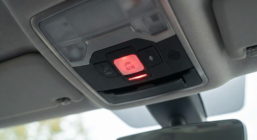 Bouton d'appel d'urgence SOS au plafonnier d'une voiture allumé avec une diode rouge d'erreur.