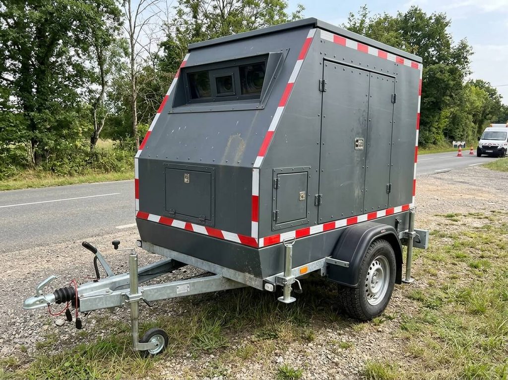 Boîtier blindé métallique du radar semi-fixe monté sur remorque déplaçable.