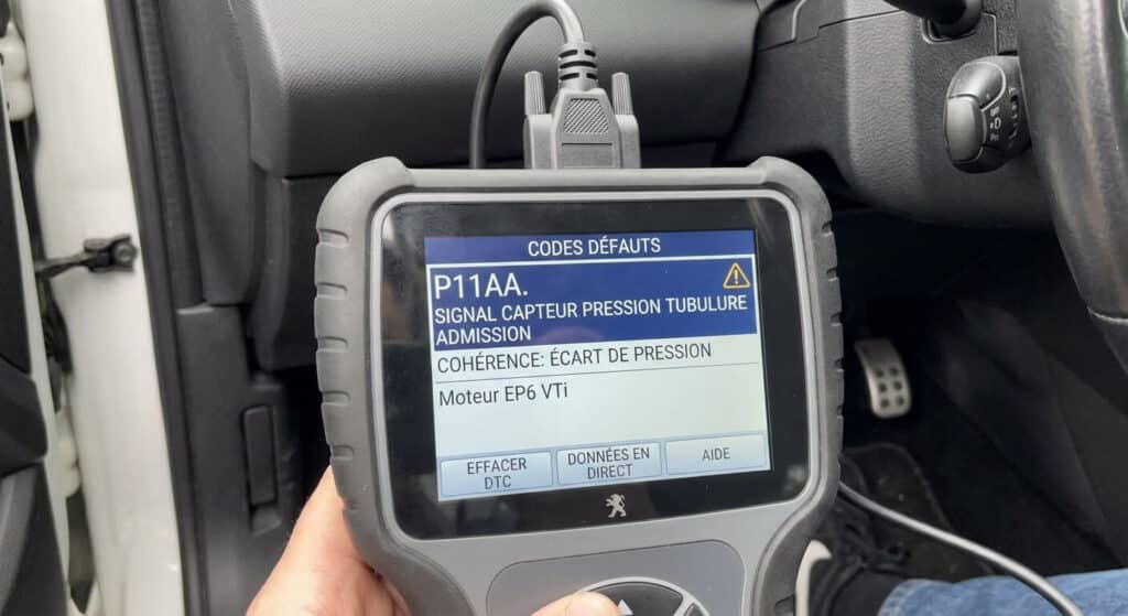 Écran d'un boîtier de diagnostic OBD affichant le code d'erreur P11AA sur moteur EP6 VTi.